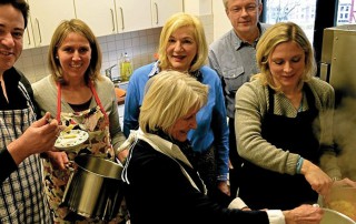Lions kochen in der Suppenküche